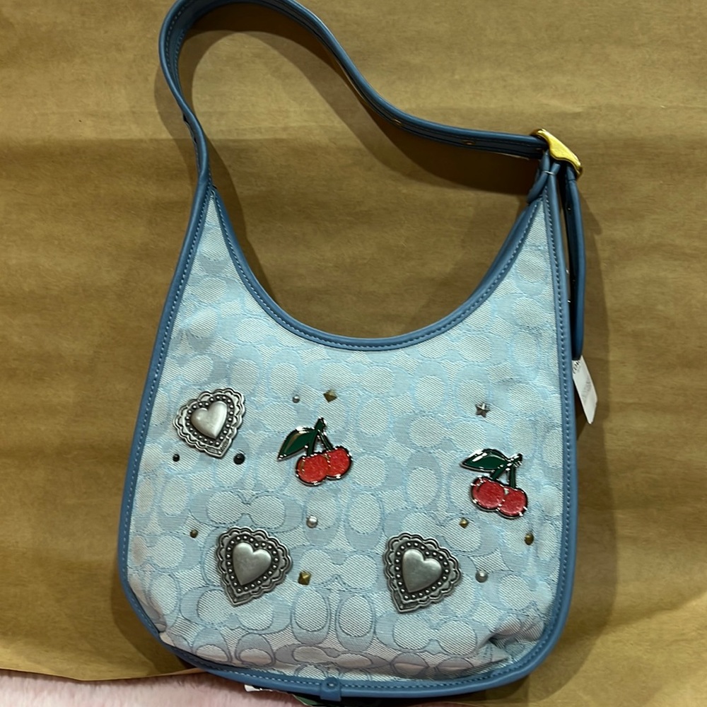 New with tag beautiful bag it is a small bag for someone that like little bags